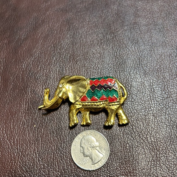 Vintage elephant gold tone brooch/ Vintage Pin Elephant Gold with Rhinestones - Picture 2 of 4